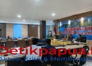 Ket: Kepala Dinas Tenaga Kerja dan Transmigrasi Kabupaten Raja Ampat, Marthen Luther R. Bartholomeus, ST., M.Si (tengah) didampingi Kepala Inspektorat Kabupaten Raja Ampat Martha Sanadi,S.Pd, M.Si (kiri) dan Kepala Kantor Cabang BPJS Ketenagakerjaan Raja Ampat Fahd Afkar Hakiki (kanan) mengikuti zoom meeting Rapat Koordinasi, Asistensi, dan Monitoring Evaluasi Capaian Universal Coverage Jaminan Sosial Ketenagakerjaan (UCJ) serta Diseminasi UCJ Award Tahun 2026 yang diselenggarakan Direktorat Jenderal Bina Pembangunan Daerah Kementerian Dalam Negeri bersama BPJS Ketenagakerjaan secara daring di Aula Wayag, Kantor Bupati Raja Ampat, Selasa (28/7/2026)/Foto: Bagian Prokopim Setda Raja Ampat