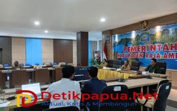 Ket: Kepala Dinas Tenaga Kerja dan Transmigrasi Kabupaten Raja Ampat, Marthen Luther R. Bartholomeus, ST., M.Si (tengah) didampingi Kepala Inspektorat Kabupaten Raja Ampat Martha Sanadi,S.Pd, M.Si (kiri) dan Kepala Kantor Cabang BPJS Ketenagakerjaan Raja Ampat Fahd Afkar Hakiki (kanan) mengikuti zoom meeting Rapat Koordinasi, Asistensi, dan Monitoring Evaluasi Capaian Universal Coverage Jaminan Sosial Ketenagakerjaan (UCJ) serta Diseminasi UCJ Award Tahun 2026 yang diselenggarakan Direktorat Jenderal Bina Pembangunan Daerah Kementerian Dalam Negeri bersama BPJS Ketenagakerjaan secara daring di Aula Wayag, Kantor Bupati Raja Ampat, Selasa (28/7/2026)/Foto: Bagian Prokopim Setda Raja Ampat