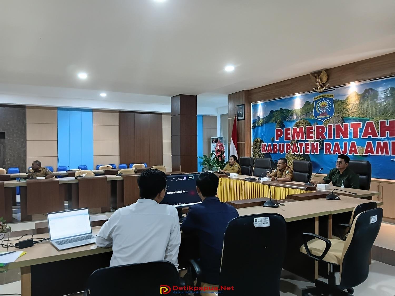 Ket: Kepala Dinas Tenaga Kerja dan Transmigrasi Kabupaten Raja Ampat, Marthen Luther R. Bartholomeus, ST., M.Si (tengah) didampingi Kepala Inspektorat Kabupaten Raja Ampat Martha Sanadi,S.Pd, M.Si (kiri) dan Kepala Kantor Cabang BPJS Ketenagakerjaan Raja Ampat Fahd Afkar Hakiki (kanan) mengikuti zoom meeting Rapat Koordinasi, Asistensi, dan Monitoring Evaluasi Capaian Universal Coverage Jaminan Sosial Ketenagakerjaan (UCJ) serta Diseminasi UCJ Award Tahun 2026 yang diselenggarakan Direktorat Jenderal Bina Pembangunan Daerah Kementerian Dalam Negeri bersama BPJS Ketenagakerjaan secara daring di Aula Wayag, Kantor Bupati Raja Ampat, Selasa (28/7/2026)/Foto: Bagian Prokopim Setda Raja Ampat