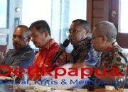KET: Bupati Raja Ampat, Orideko I Burdam, S.IP, MM, M.Ec.Dev (kedua kanan) disampaing Kepala Bappeda Raja Ampat, Muhidin Tafalas, S.Hut, M.Si (pertama kanan) dan staf ahli bupati mempresentasi program strategis percepatan pembangunan Raja Ampat pada Forum Komite Eksekutif Percepatan Pembangunan Otsus Papua yang berlangsung di Marina Resto, Kota Sorong, Sabtu (25/7/2026)/ Sumber Foto: Garry/Bagian Prokopim Raja Ampat