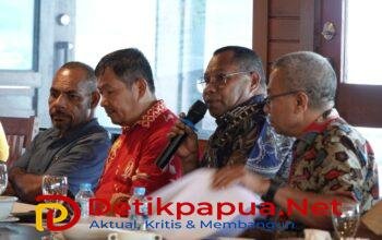 KET: Bupati Raja Ampat, Orideko I Burdam, S.IP, MM, M.Ec.Dev (kedua kanan) disampaing Kepala Bappeda Raja Ampat, Muhidin Tafalas, S.Hut, M.Si (pertama kanan) dan staf ahli bupati mempresentasi program strategis percepatan pembangunan Raja Ampat pada Forum Komite Eksekutif Percepatan Pembangunan Otsus Papua yang berlangsung di Marina Resto, Kota Sorong, Sabtu (25/7/2026)/ Sumber Foto: Garry/Bagian Prokopim Raja Ampat