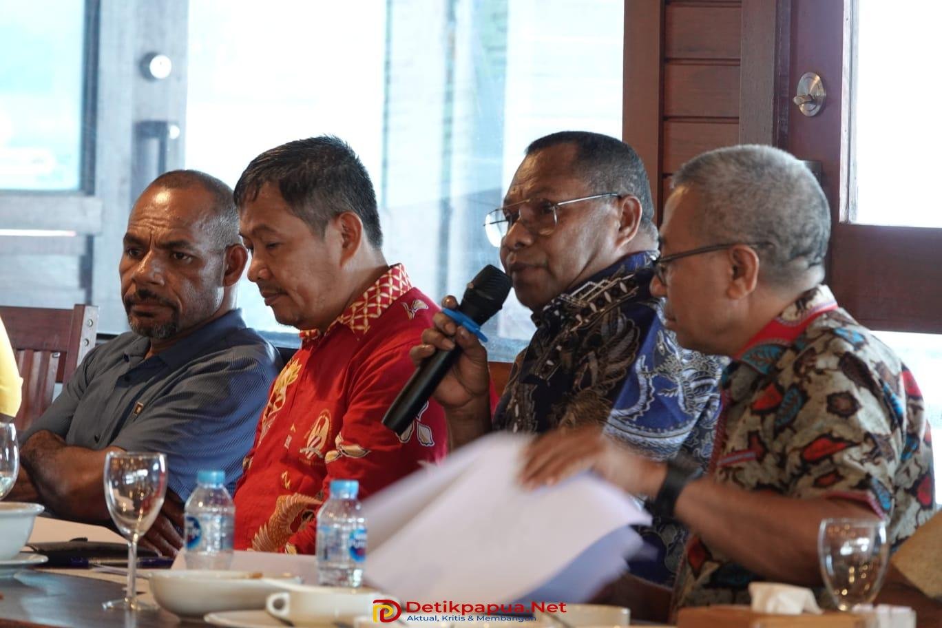 KET: Bupati Raja Ampat, Orideko I Burdam, S.IP, MM, M.Ec.Dev (kedua kanan) disampaing Kepala Bappeda Raja Ampat, Muhidin Tafalas, S.Hut, M.Si (pertama kanan) dan staf ahli bupati mempresentasi program strategis percepatan pembangunan Raja Ampat pada Forum Komite Eksekutif Percepatan Pembangunan Otsus Papua yang berlangsung di Marina Resto, Kota Sorong, Sabtu (25/7/2026)/ Sumber Foto: Garry/Bagian Prokopim Raja Ampat