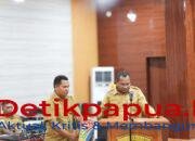 Bupati Raja Ampat, Orideko I Burdam, S.IP., MM, M.Ec.Dev menabuh tifa saat membuka Lokakarya Pengembangan Sistem Pendataan Terpilah OAP Raja Ampat yang merupakan kerja sama Pemerintah Kabupaten Raja Ampat dan Tim SKALA yang berlangsung di Aula Bappeda Raja Ampat, Senin (11/8/2026)