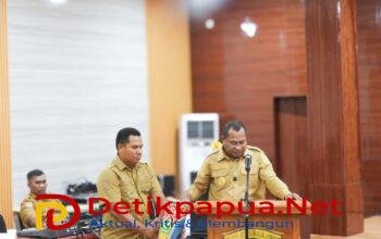 Bupati Raja Ampat, Orideko I Burdam, S.IP., MM, M.Ec.Dev menabuh tifa saat membuka Lokakarya Pengembangan Sistem Pendataan Terpilah OAP Raja Ampat yang merupakan kerja sama Pemerintah Kabupaten Raja Ampat dan Tim SKALA yang berlangsung di Aula Bappeda Raja Ampat, Senin (11/8/2026)