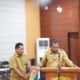 Bupati Raja Ampat, Orideko I Burdam, S.IP., MM, M.Ec.Dev menabuh tifa saat membuka Lokakarya Pengembangan Sistem Pendataan Terpilah OAP Raja Ampat yang merupakan kerja sama Pemerintah Kabupaten Raja Ampat dan Tim SKALA yang berlangsung di Aula Bappeda Raja Ampat, Senin (11/8/2026)