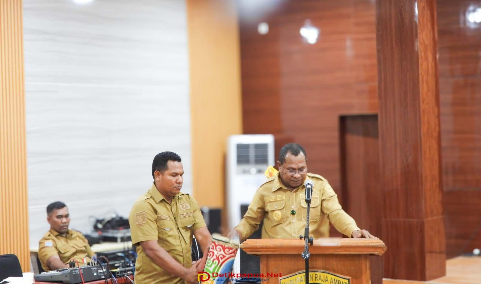 Bupati Raja Ampat, Orideko I Burdam, S.IP., MM, M.Ec.Dev menabuh tifa saat membuka Lokakarya Pengembangan Sistem Pendataan Terpilah OAP Raja Ampat yang merupakan kerja sama Pemerintah Kabupaten Raja Ampat dan Tim SKALA yang berlangsung di Aula Bappeda Raja Ampat, Senin (11/8/2026)