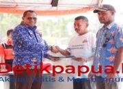 Ket: Bupati Raja Ampat, Orideko Iriano Burdam, S.IP, MM, M.Ec.Dev (kiri) menyerahkan dokumen bantuan bencana angin puting beliung ke salah satu perwakilan korban yang berlangsung di Pelataran Kantor Badan Penanggulangan Bencana Daerah Raja Ampat, Kamis (13/8/2026)/Sumber Foto: Prokopim Setda Raja Ampat