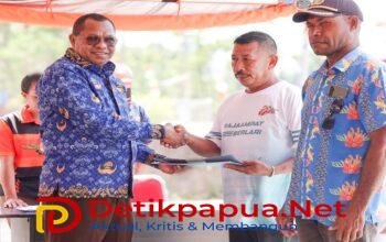 Ket: Bupati Raja Ampat, Orideko Iriano Burdam, S.IP, MM, M.Ec.Dev (kiri) menyerahkan dokumen bantuan bencana angin puting beliung ke salah satu perwakilan korban yang berlangsung di Pelataran Kantor Badan Penanggulangan Bencana Daerah Raja Ampat, Kamis (13/8/2026)/Sumber Foto: Prokopim Setda Raja Ampat