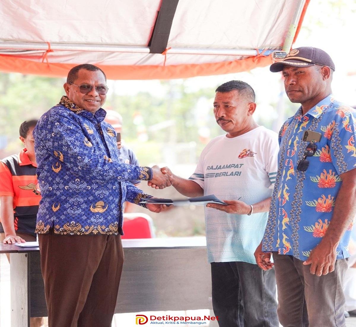 Ket: Bupati Raja Ampat, Orideko Iriano Burdam, S.IP, MM, M.Ec.Dev (kiri) menyerahkan dokumen bantuan bencana angin puting beliung ke salah satu perwakilan korban yang berlangsung di Pelataran Kantor Badan Penanggulangan Bencana Daerah Raja Ampat, Kamis (13/8/2026)/Sumber Foto: Prokopim Setda Raja Ampat