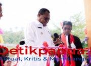 Ket: Bupati Raja Ampat, Orideko I Burdam (tengah) mengunting pita peresmian gedung Pastori Jemat GKI Paulus Warnap, Klasis Raja Ampat didampingi Ketua Badan Pekerja Klasis Raja Ampat Pdt. Raffles Y. Mambrasar, S.Th. (kanan) dan Anggota Badan Pekerja Am Sinode (BPAM) Wilayah XI GKI di Tanah Papua Pdt. Genos Burdam, S.Th (kiri) di Kampung Warnap, Rabu (19/8/2026)/Sumber Foto: Prokopim Setda Raja Ampat