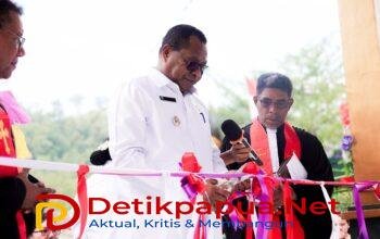 Ket: Bupati Raja Ampat, Orideko I Burdam (tengah) mengunting pita peresmian gedung Pastori Jemat GKI Paulus Warnap, Klasis Raja Ampat didampingi Ketua Badan Pekerja Klasis Raja Ampat Pdt. Raffles Y. Mambrasar, S.Th. (kanan) dan Anggota Badan Pekerja Am Sinode (BPAM) Wilayah XI GKI di Tanah Papua Pdt. Genos Burdam, S.Th (kiri) di Kampung Warnap, Rabu (19/8/2026)/Sumber Foto: Prokopim Setda Raja Ampat