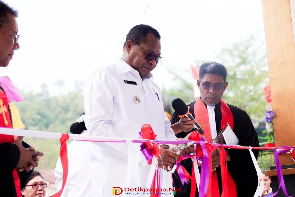 Ket: Bupati Raja Ampat, Orideko I Burdam (tengah) mengunting pita peresmian gedung Pastori Jemat GKI Paulus Warnap, Klasis Raja Ampat didampingi Ketua Badan Pekerja Klasis Raja Ampat Pdt. Raffles Y. Mambrasar, S.Th. (kanan) dan Anggota Badan Pekerja Am Sinode (BPAM) Wilayah XI GKI di Tanah Papua Pdt. Genos Burdam, S.Th (kiri) di Kampung Warnap, Rabu (19/8/2026)/Sumber Foto: Prokopim Setda Raja Ampat
