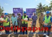 KET: Bupati Raja Ampat, Orideko I Burdam, S.IP, MM, M.Ec.Dev (tengah) didampingi Ketua DPRK Raja Ampat, M.Taufik Sarasa, ST (kanan) dan Anggota DPRP Papua Barat Daya, Jamalia Tafalas (kiri) meletakan batu pertama pembangunan Kampung Nelayan Merah Putih (KNMP) di Yefman, Distrik Salawati Utara, Jumat (21/8/2026)/Sumber Foto: Prokopim Raja Ampat