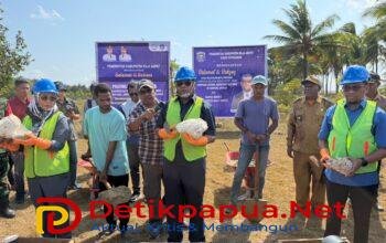 KET: Bupati Raja Ampat, Orideko I Burdam, S.IP, MM, M.Ec.Dev (tengah) didampingi Ketua DPRK Raja Ampat, M.Taufik Sarasa, ST (kanan) dan Anggota DPRP Papua Barat Daya, Jamalia Tafalas (kiri) meletakan batu pertama pembangunan Kampung Nelayan Merah Putih (KNMP) di Yefman, Distrik Salawati Utara, Jumat (21/8/2026)/Sumber Foto: Prokopim Raja Ampat
