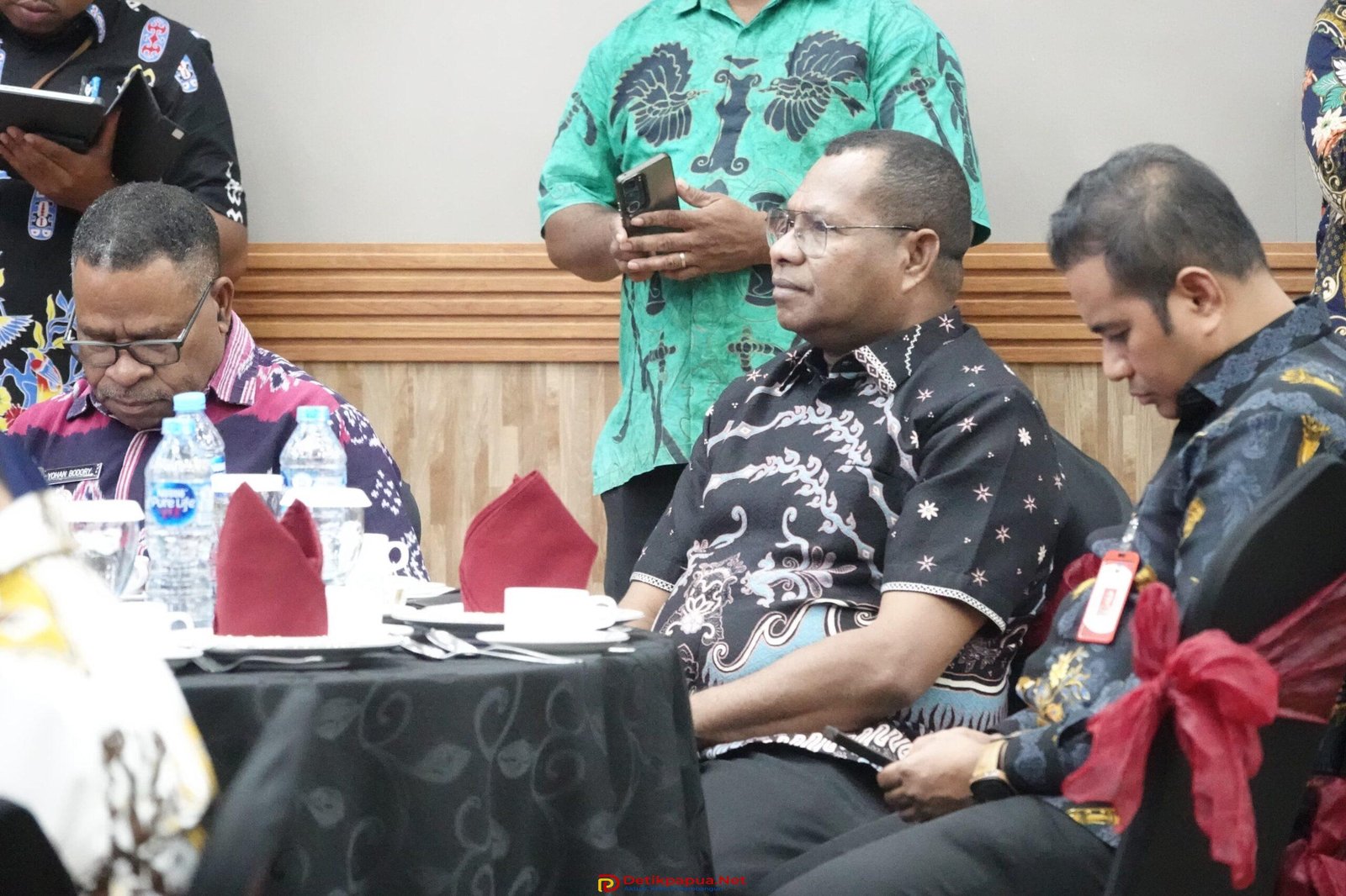 Ket: Bupati Raja Ampat, Orideko I Burdam, S.IP, MM, M.Ec.Dev, (tengah) menghadiri kegiatan Penandatanganan Perjanjian Kerja Sama (PKS) KKPD dan SP2D Online serta Sosialisasi dan Bimbingan Teknis Percepatan Implementasi SP2D Online, yang berlangsung di Etamin Meeting Room Hotel Vega Sorong, Jumat (7/8/2026)/Foto:Bagian Prokopim Raja Ampat.