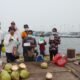 Peduli Kesehatan Mama Pedagang, Perempuan Bangsa Bagikan Masker di Pasar Jembatan Puri