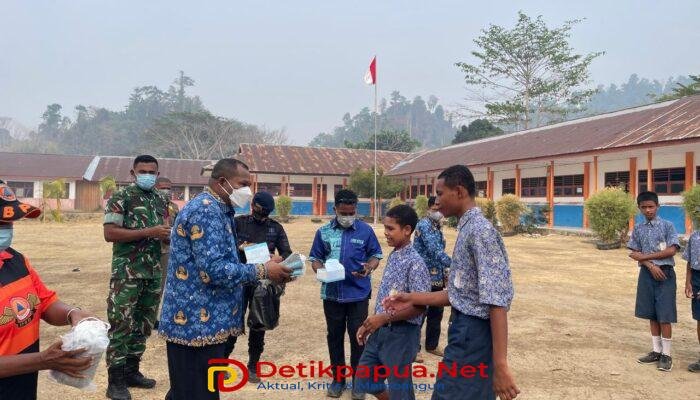 Tangani Dampak Karhutla, Pemkab Raja Ampat Keluarkan Edaran dan Bagikan Masker di Sekolah