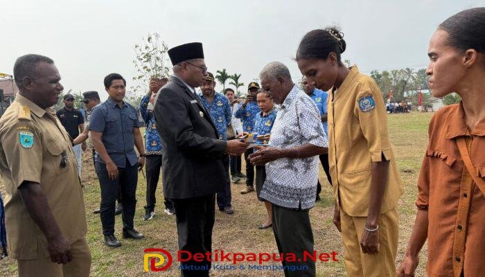 Bertepatan Hari Sumpah Pemuda ke‑98, Bupati Raja Ampat Serahkan Tiga Unit Rumah Khusus Bagi Masyarakat Korban Angin Puting Beliung di Kampung Wailen
